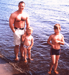 2001 Janne poikansa Miikan ja Anteron kanssa Kemin Mansikkanokan uimarannalla.