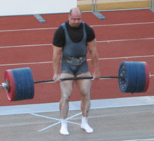 Maastaveto 320kg. Kilpailun paras suoritus oli 7 toistoa.