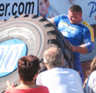 Renkaankääntö. 520 kg rengasta käännetään ympäri kuusi kertaa.